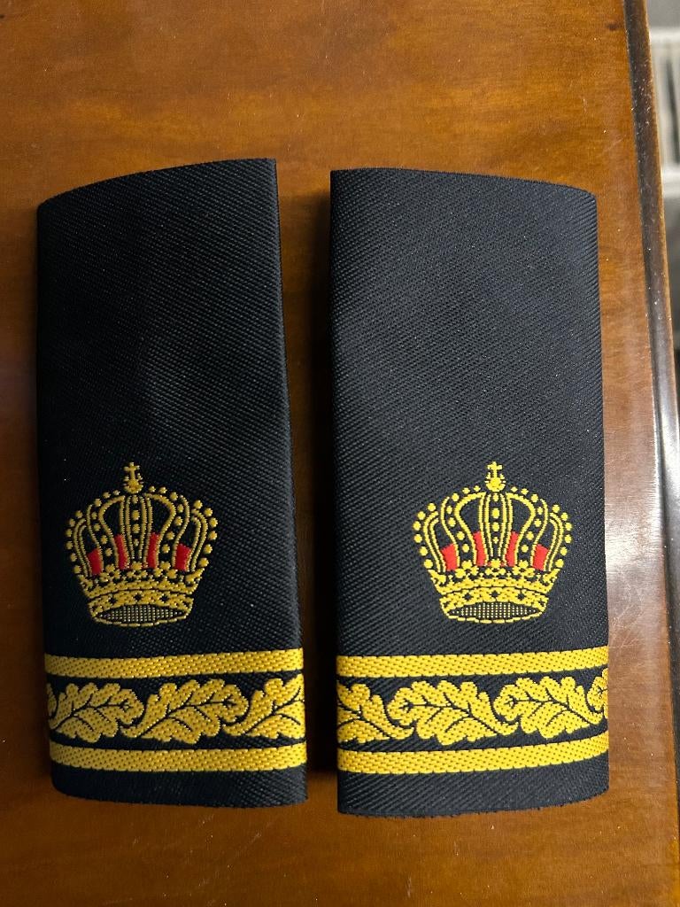 geborduurde emblemen + schouderstukken - Zweedse politie, Verzamelen, Militaria | Algemeen, Overige soorten, Ophalen