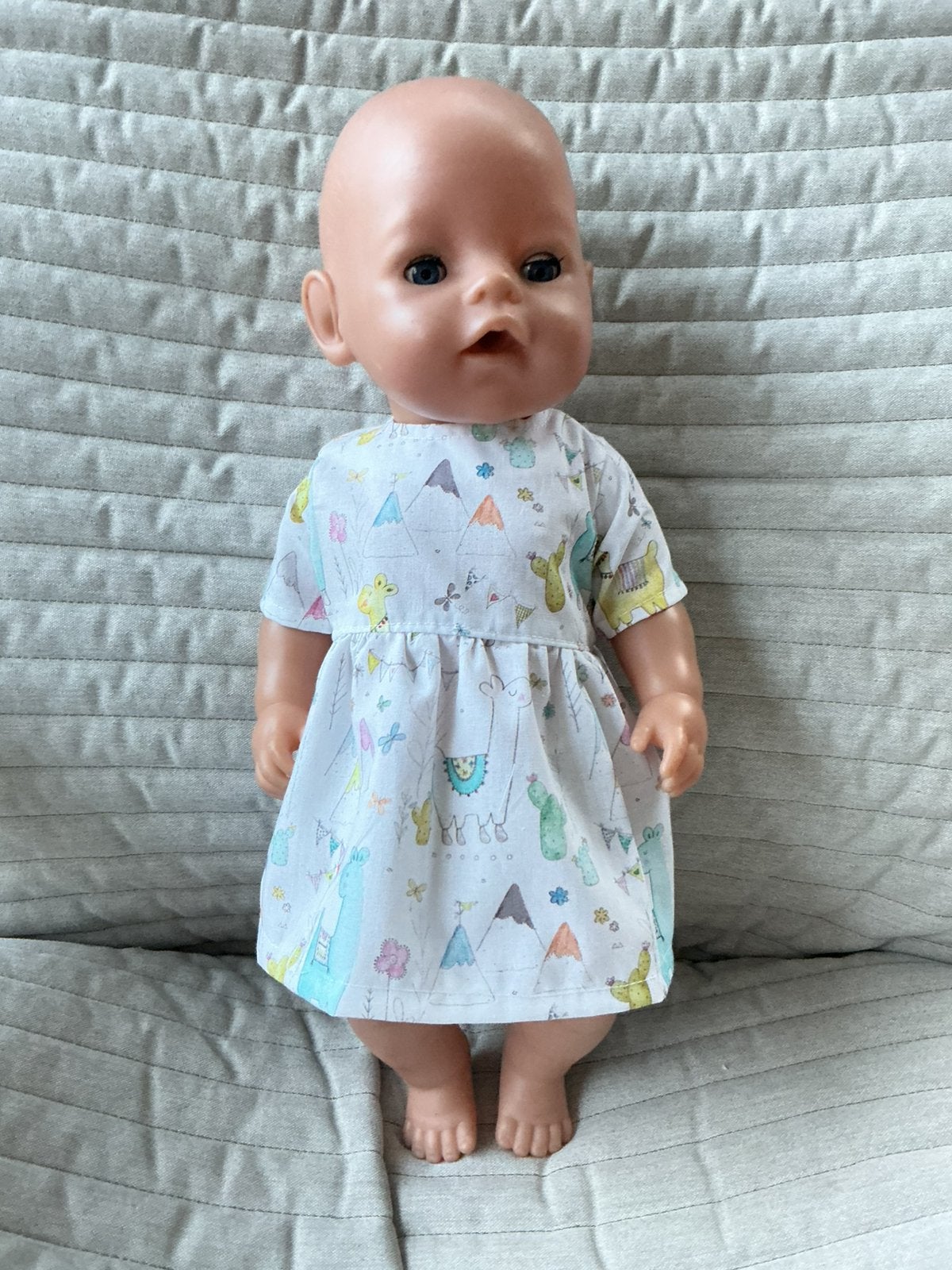 223. Babyby: Nieuw jurkje met  lama’s, Kinderen en Baby's, Ophalen of Verzenden, Nieuw, Babypop