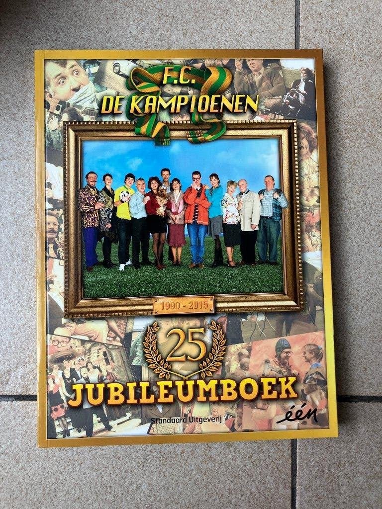 F.C. De kampioenen Jubileumboek 1990 - 2015, Livres, Cinéma, Tv & Médias, Enlèvement ou Envoi, Neuf