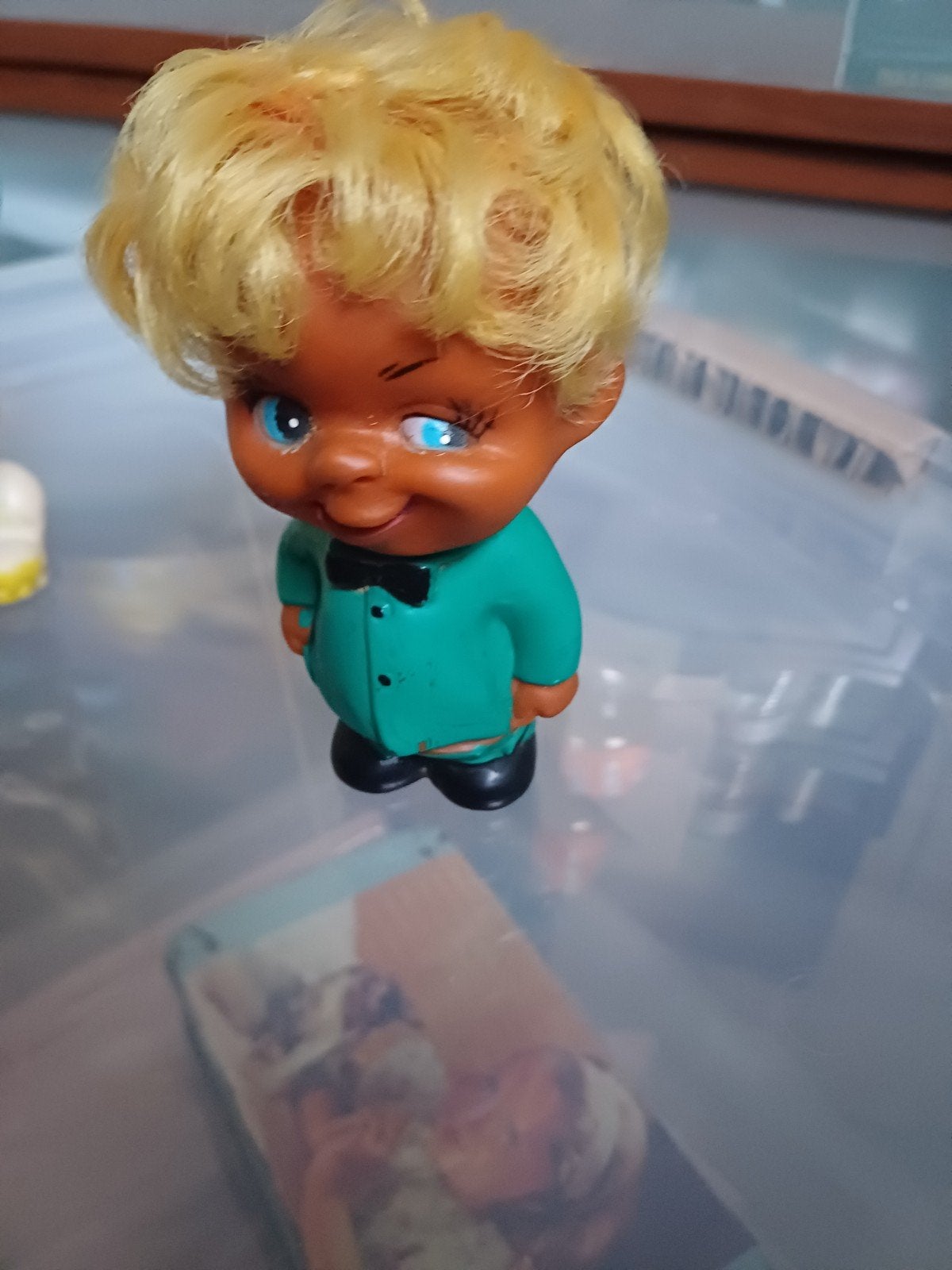 rubber vintage poppetje in groen kostuum, Ophalen of Verzenden, Pop