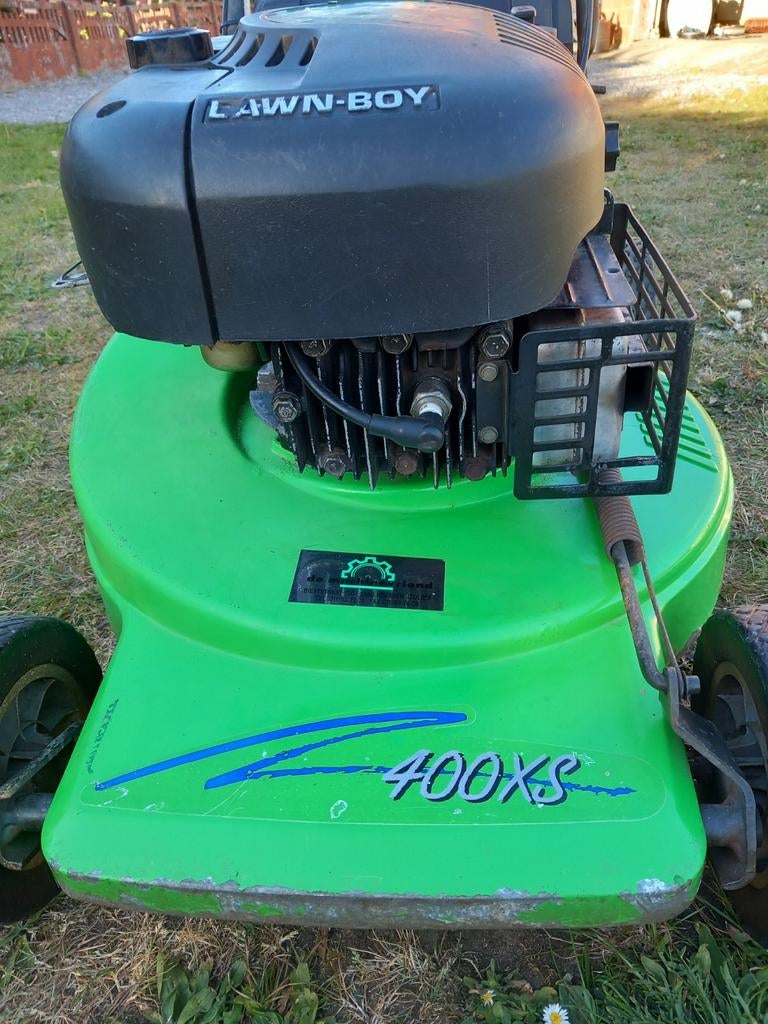 Een zelftrekkende met een werkende sterke motor van 400 cc., Tondeuse rotative, Utilisé, Briggs & stratton, Sac de ramassage