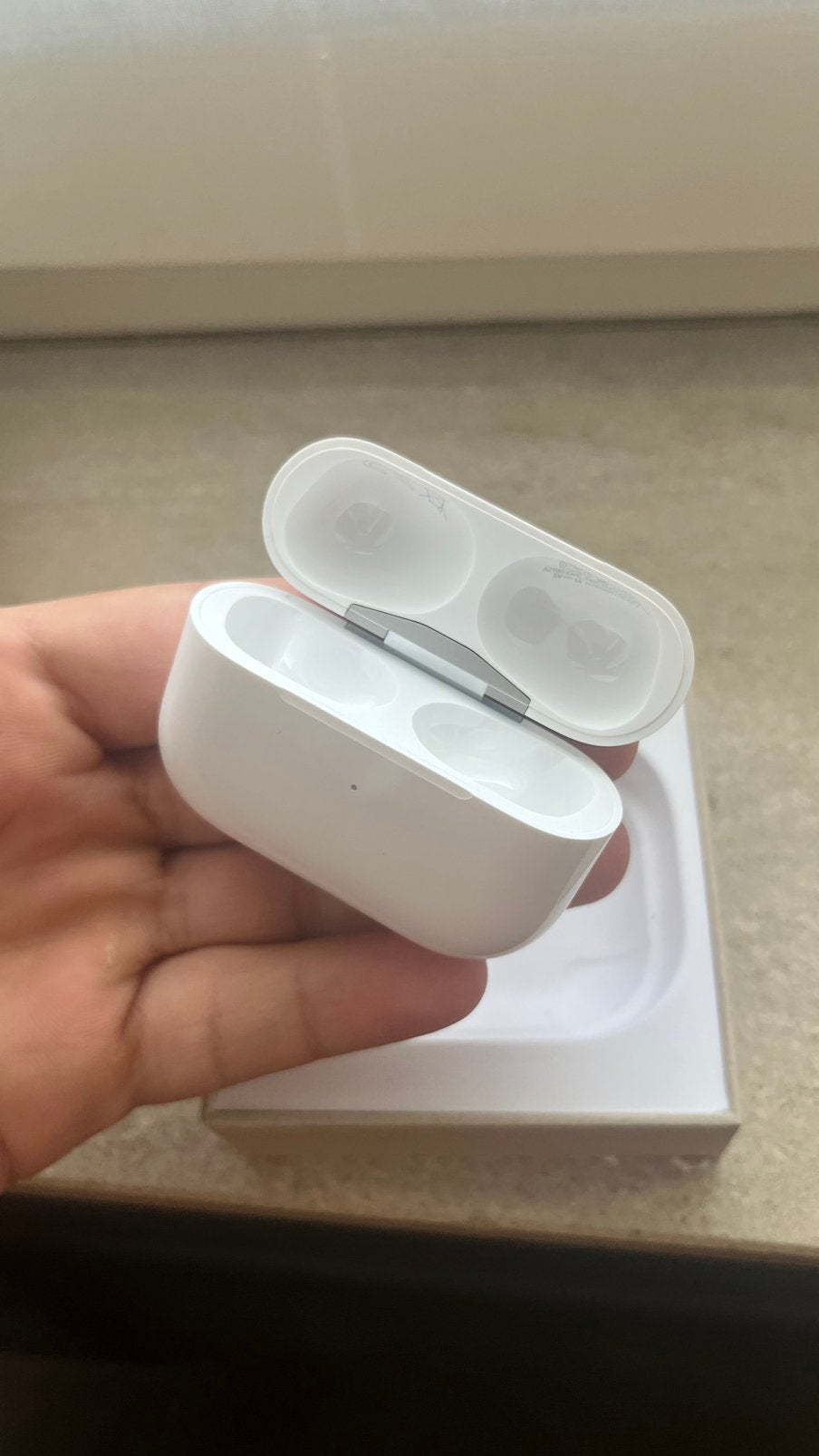 AirPod pro 1 hoesje, Ophalen, Zo goed als nieuw, Apple, Draadloos opladen