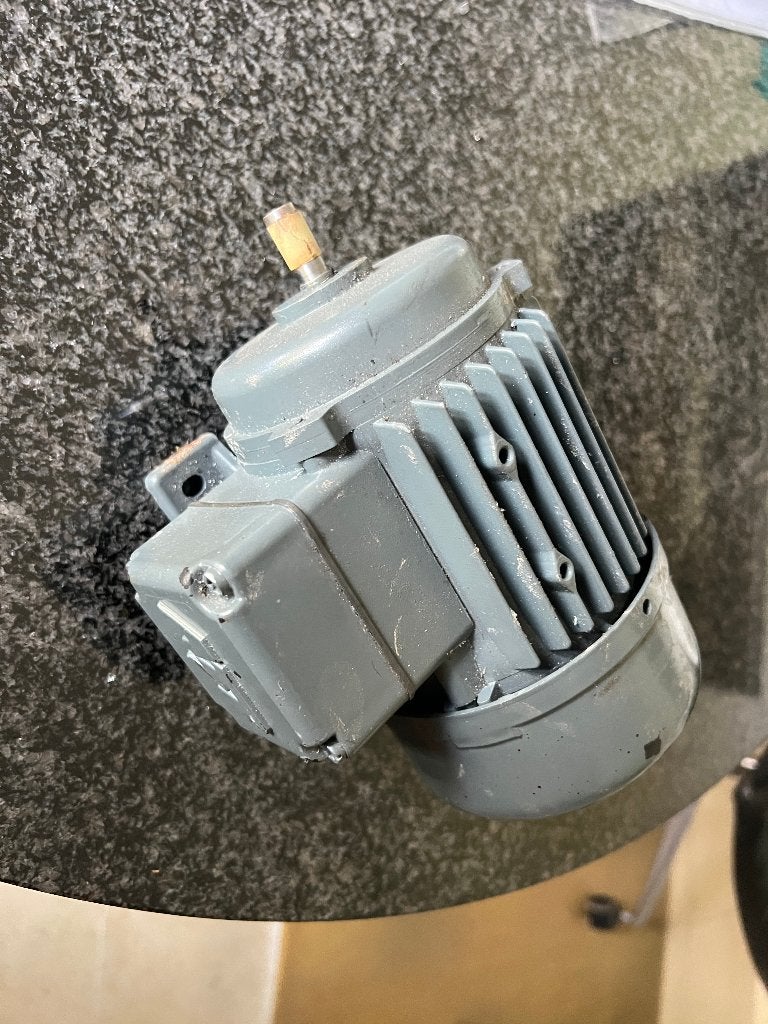 Moteur électrique ATB 0,12 Kw triphasé, Bricolage & Construction, Moteurs, Comme neuf, Moteur électrique, 1800 tpm ou plus, Enlèvement ou Envoi