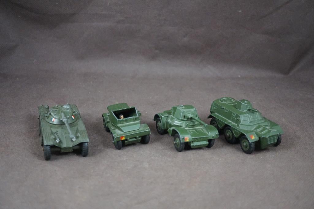 4 véhicules militaires Dinky Toys - Scout car, Panhard, ..., Enlèvement ou Envoi