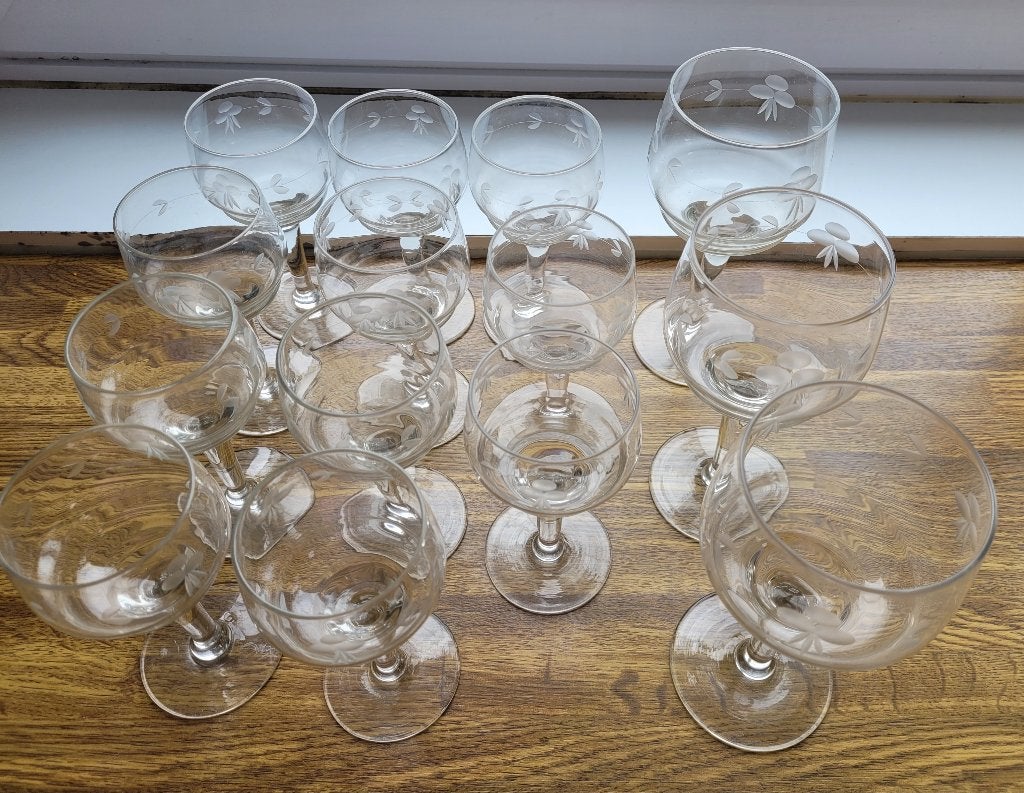 Lot de 14 verres à vin (3 grands, 11 petits)., Collections, Enlèvement ou Envoi