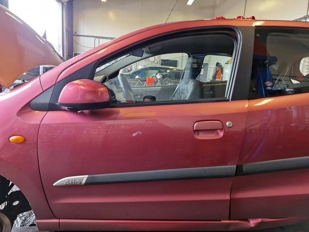 PORTE AVANT GAUCHE Suzuki Alto (01-2009/-) (|68002M68K1|), Suzuki-Allee 7
64625  Bensheim, DE, Suzuki Deutschland GmbH, Kontakt@suzuki.de