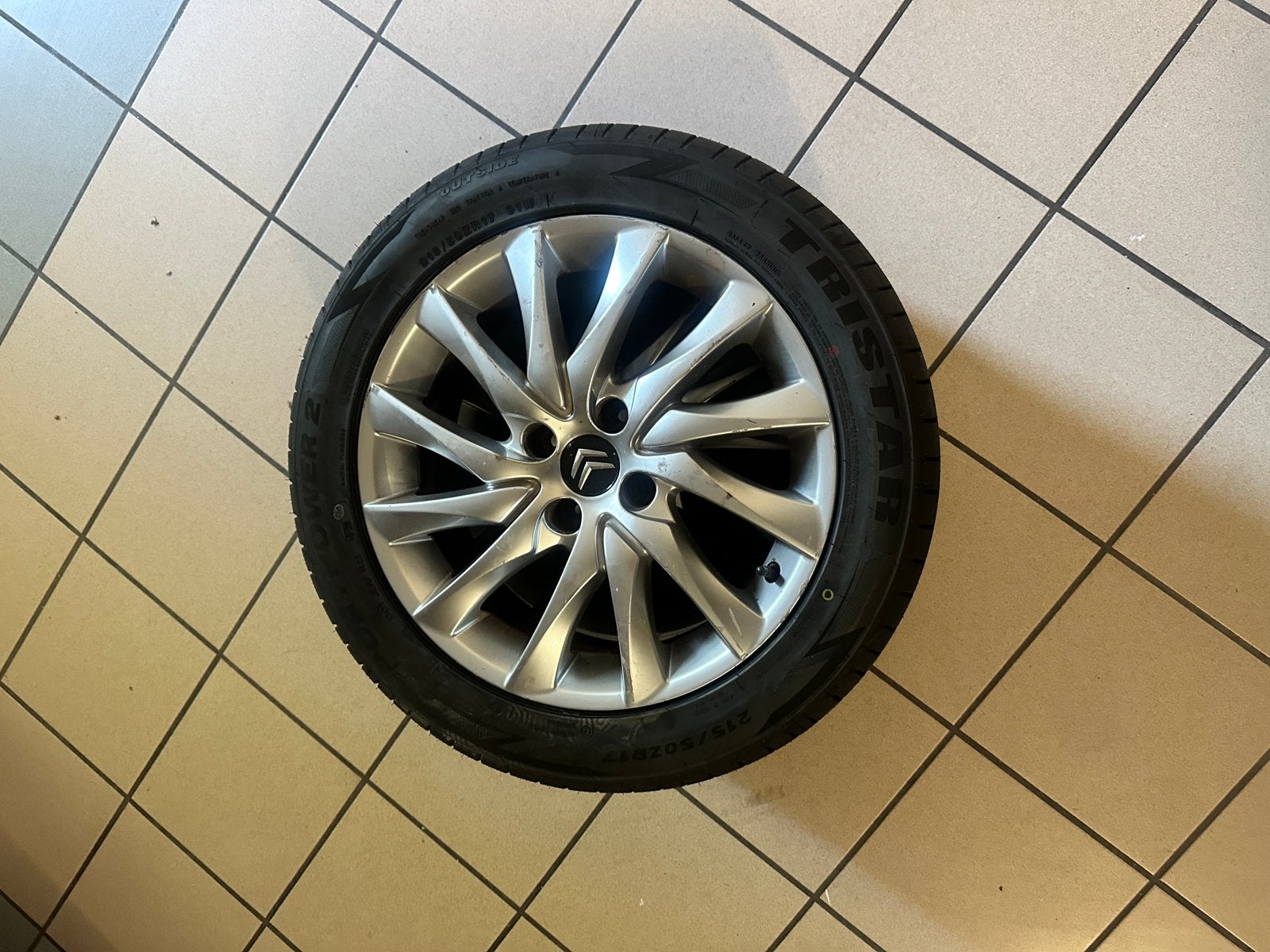 4 roues 215/50 R17, Enlèvement, Pneu(s)