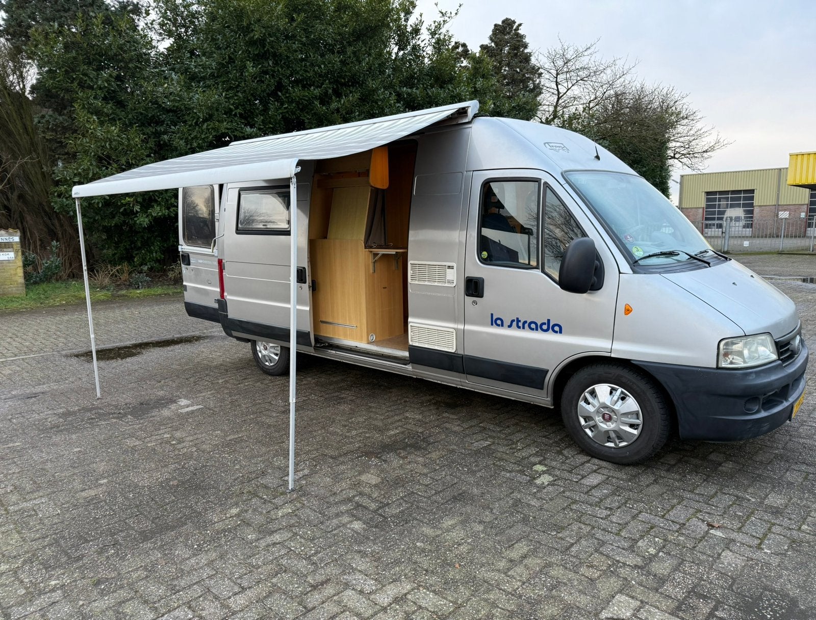 Buscamper fabrieksbouw La Strada met airco en COC 95/53/EC, Réfrigérateur, Particulier, Airbags, Vitres électriques