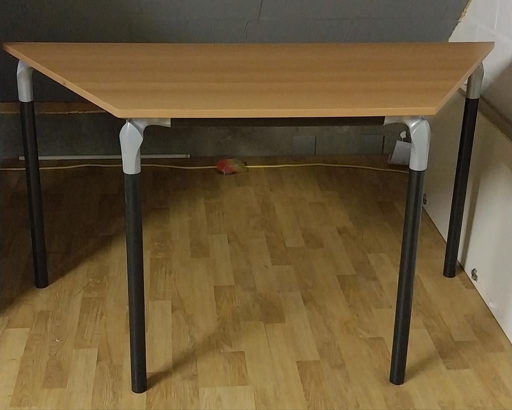 Stevige bureautafel, Enlèvement