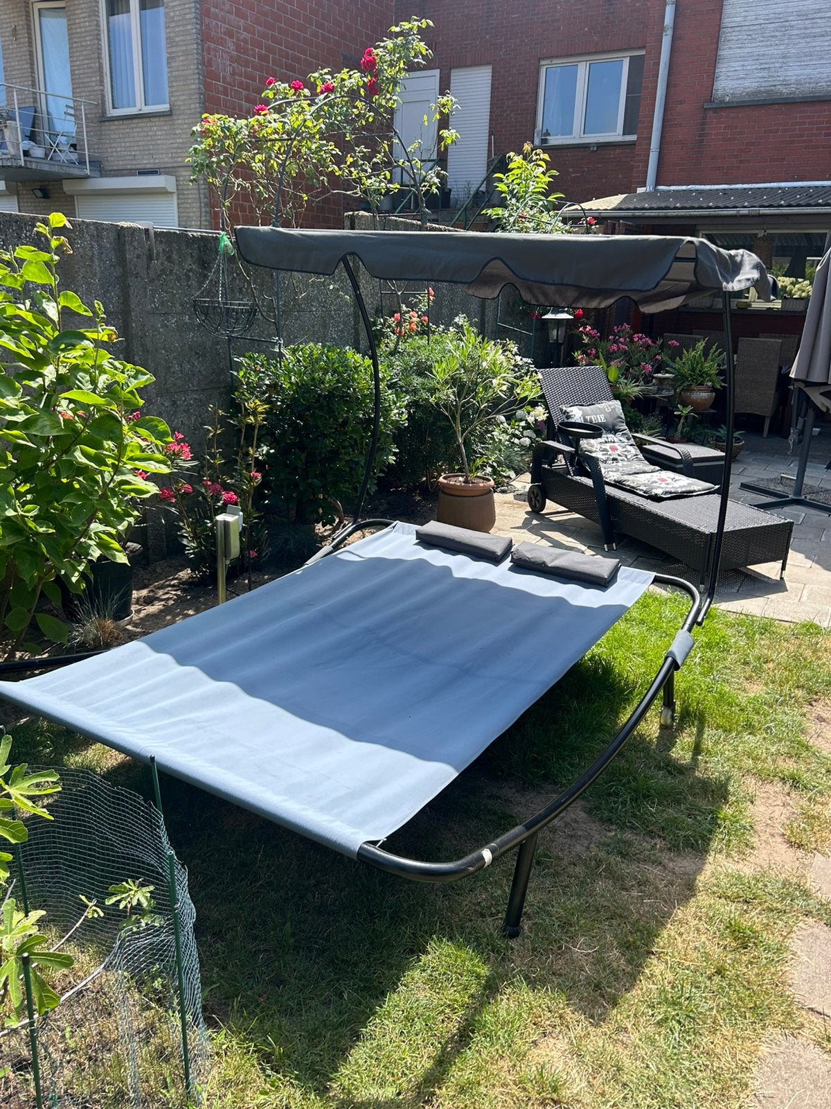 Luxe 2-persoonsbed ligbed met kussens en zonnedak, Enlèvement, Comme neuf