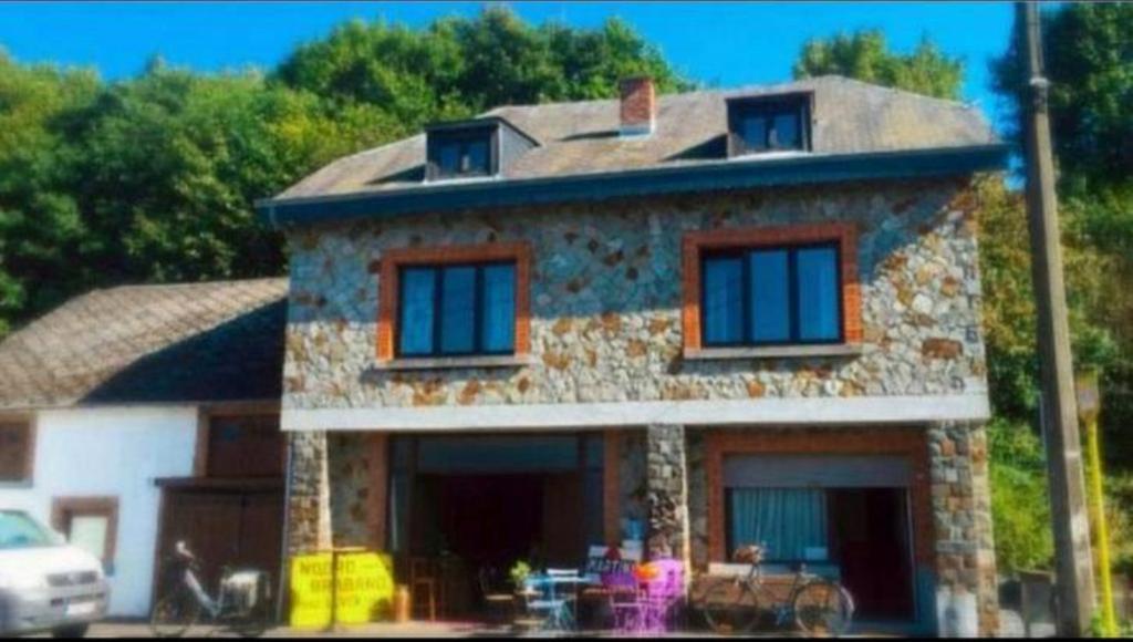 Dit mooie Ardense huis werd in de jaren 50 opgetrokken uit, Maison individuelle, 7 pièces, Province de Luxembourg, 200 à 500 m²