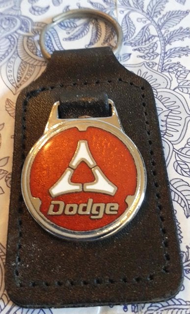 porte clé publicitaire émaillé  sur cuir dodge, Verzamelen, Ophalen of Verzenden, Zo goed als nieuw, Merk