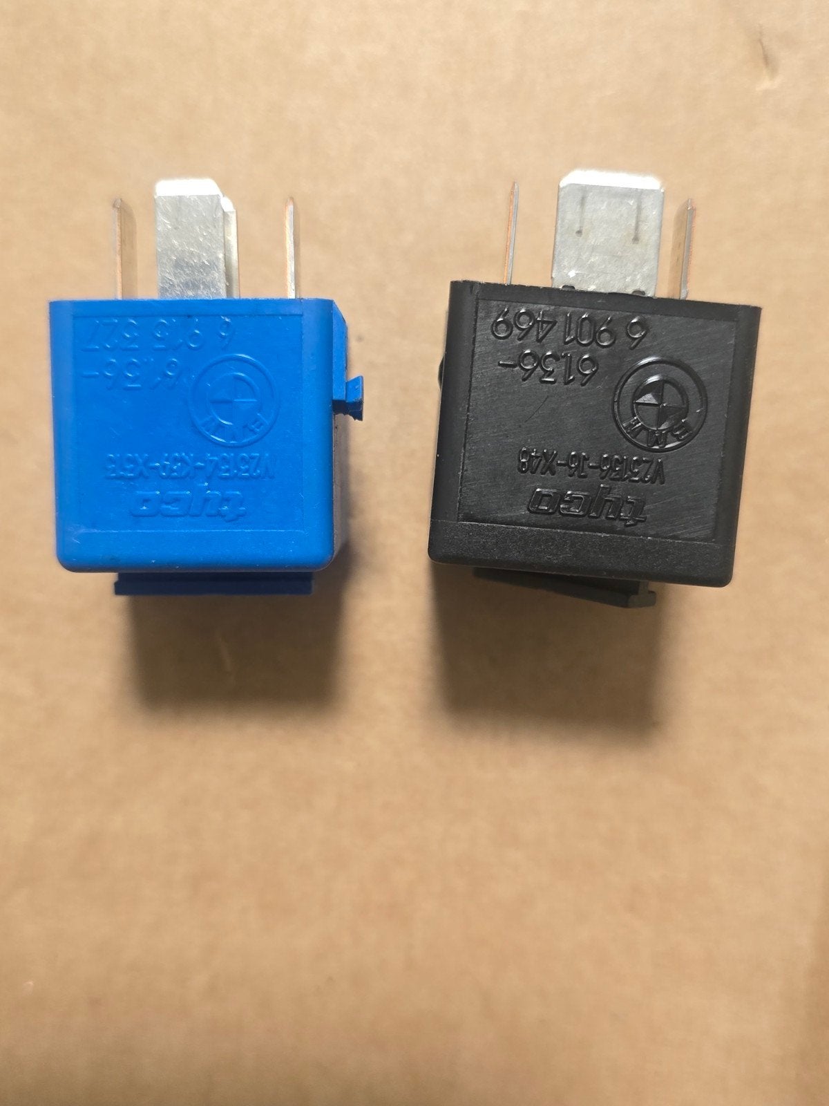 Originele BMW Relais Tyco Blauw 6915327 & Zwart 6901469/2elk, Ophalen, Gebruikt, BMW