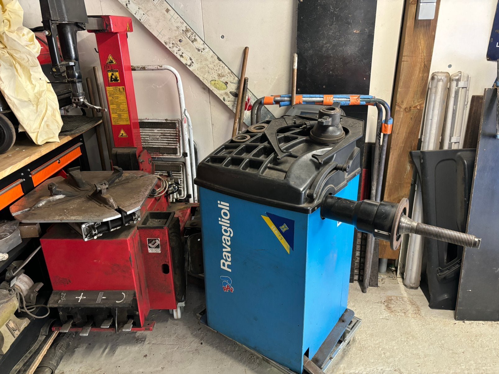 Machine à pneus - equilibreuse, Enlèvement, Utilisé