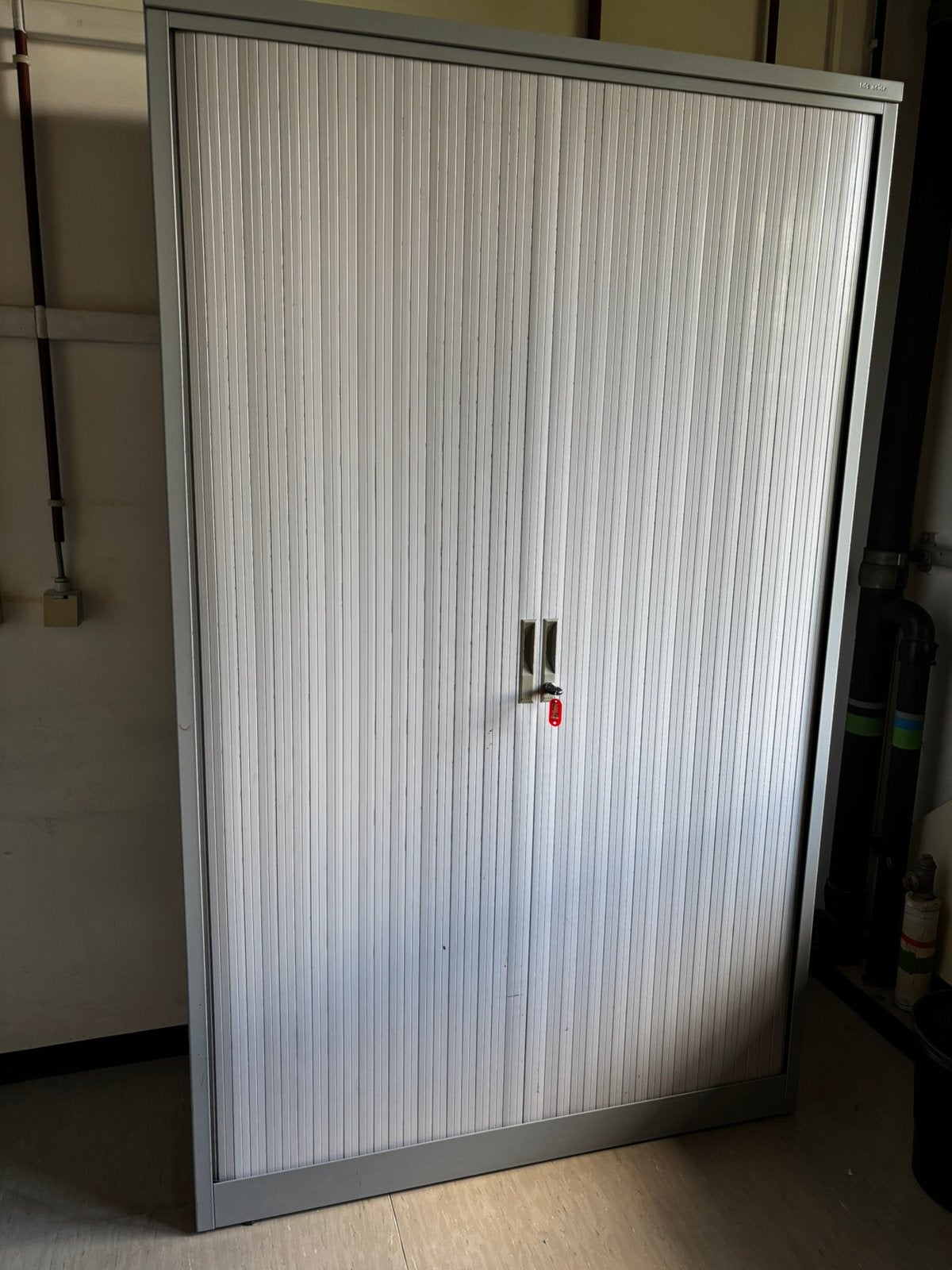 Armoire à volet, 25 à 50 cm, Avec serrure, 100 à 150 cm, Utilisé