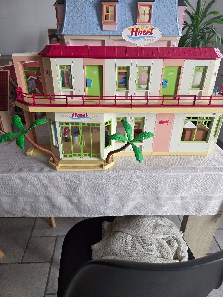 Playmobil Grand Hôtel complètement aménagé, Kinderen en Baby's, Speelgoed | Playmobil, Ophalen, Gebruikt, Gebouw, Losse onderdelen