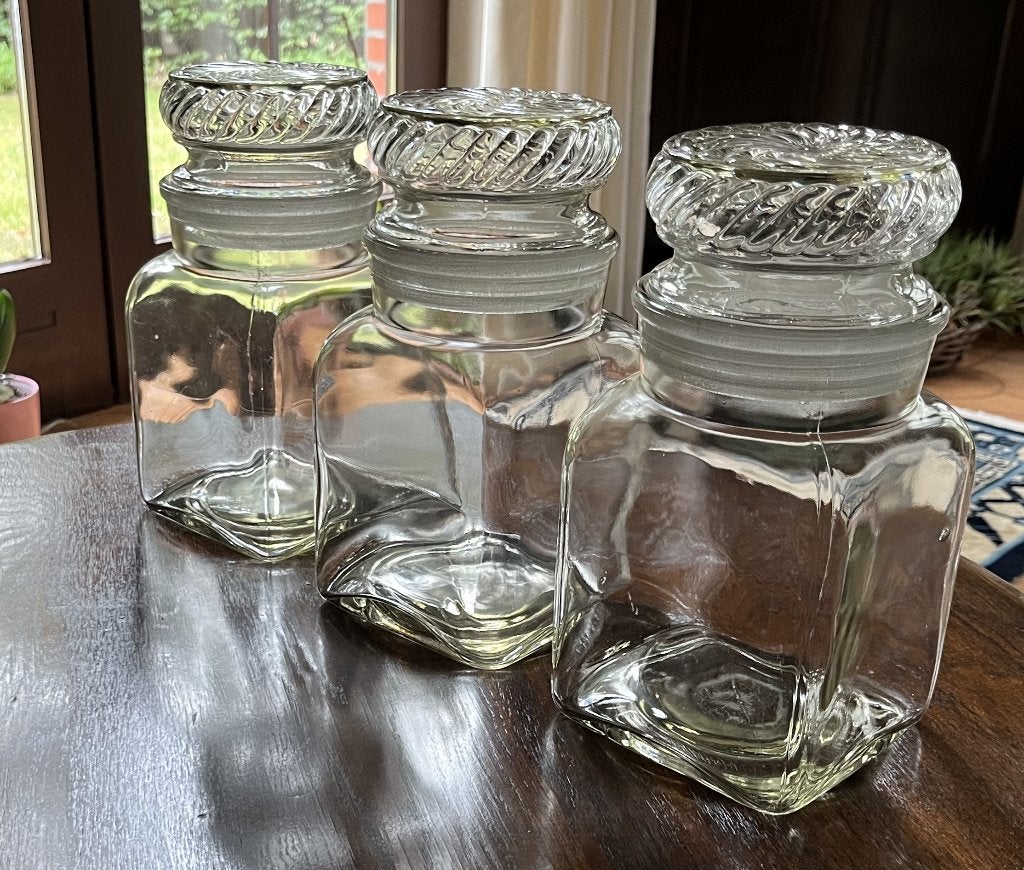 Decoratief: 3 glazen 'snoeppotten' met deksel 1965 of ..., Enlèvement
