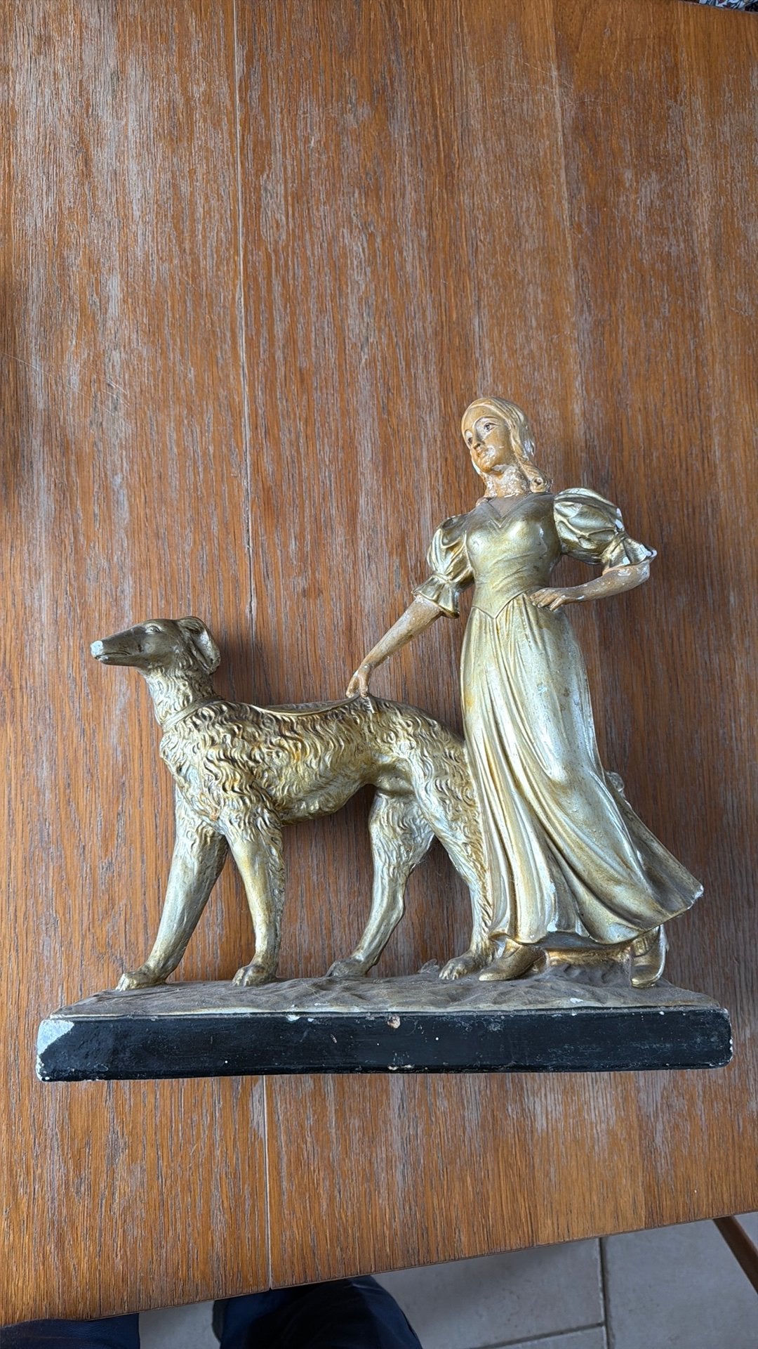 Charmante statuette ancienne art déco Femme au borzoï, Antiquités & Art, Antiquités | Bronze & Cuivre, Enlèvement ou Envoi