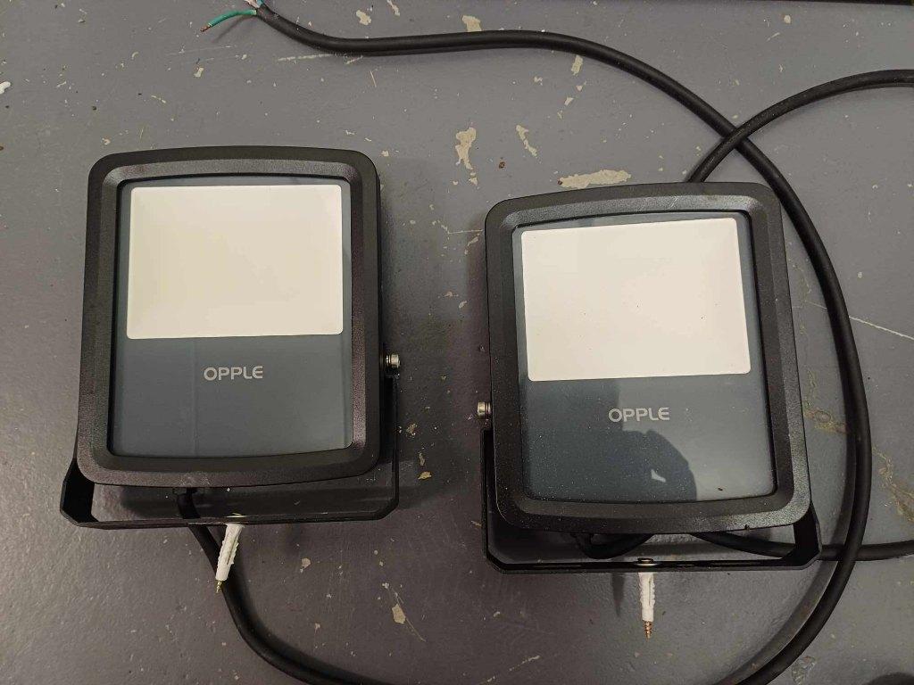 Lot de 2 projecteurs LED OPPLE – extérieur / intérieur, Maison & Meubles, Lampes | Spots, Enlèvement, Utilisé, Halogène