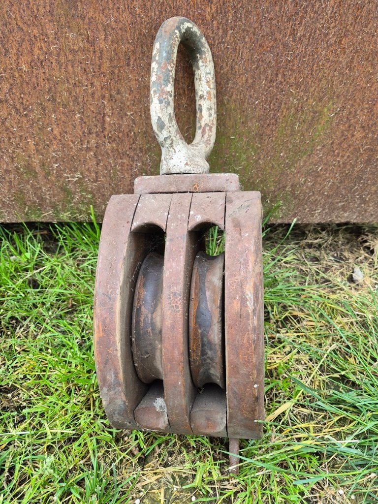 Oude houten katrol, Enlèvement