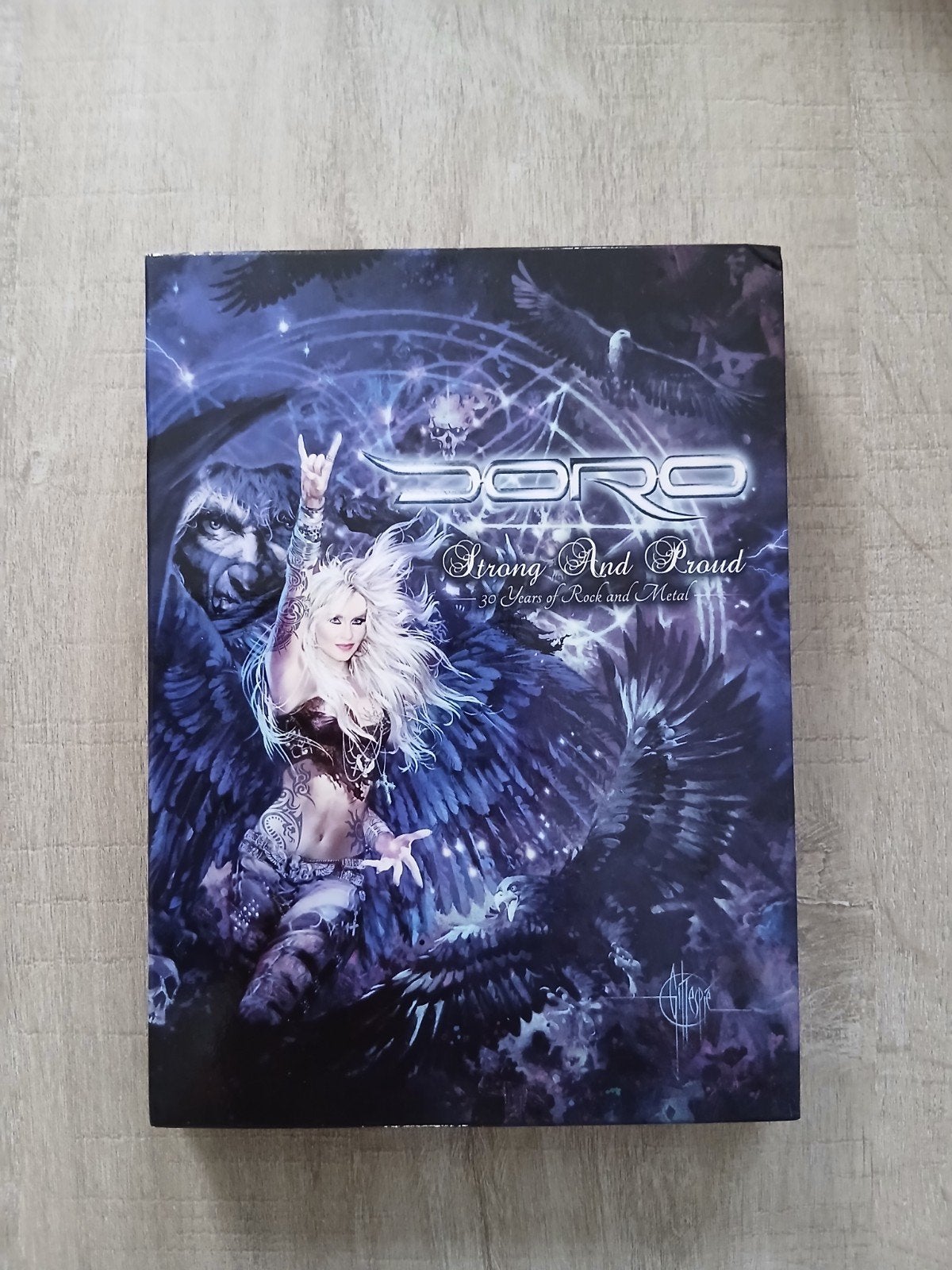 DORO "Strong and Proud" 30 years of rock and métal (3dvds), CD & DVD, CD | Hardrock & Metal, Enlèvement ou Envoi, Rock