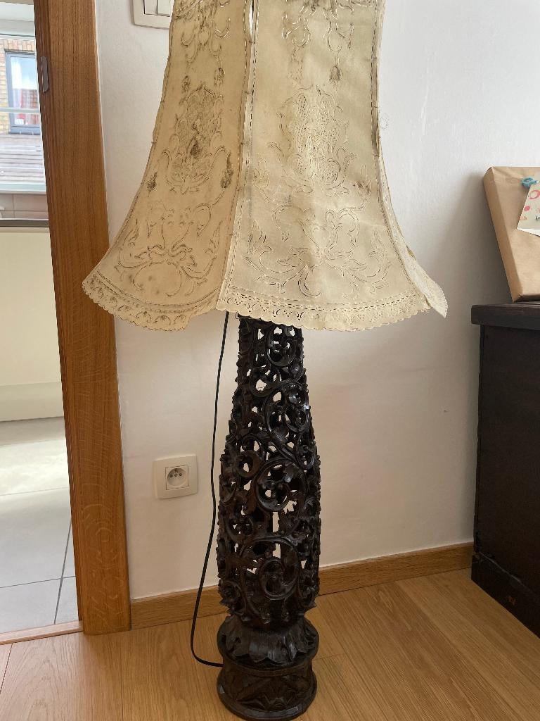 carved indische lamp met lampkap in koehuid   195€, Ophalen