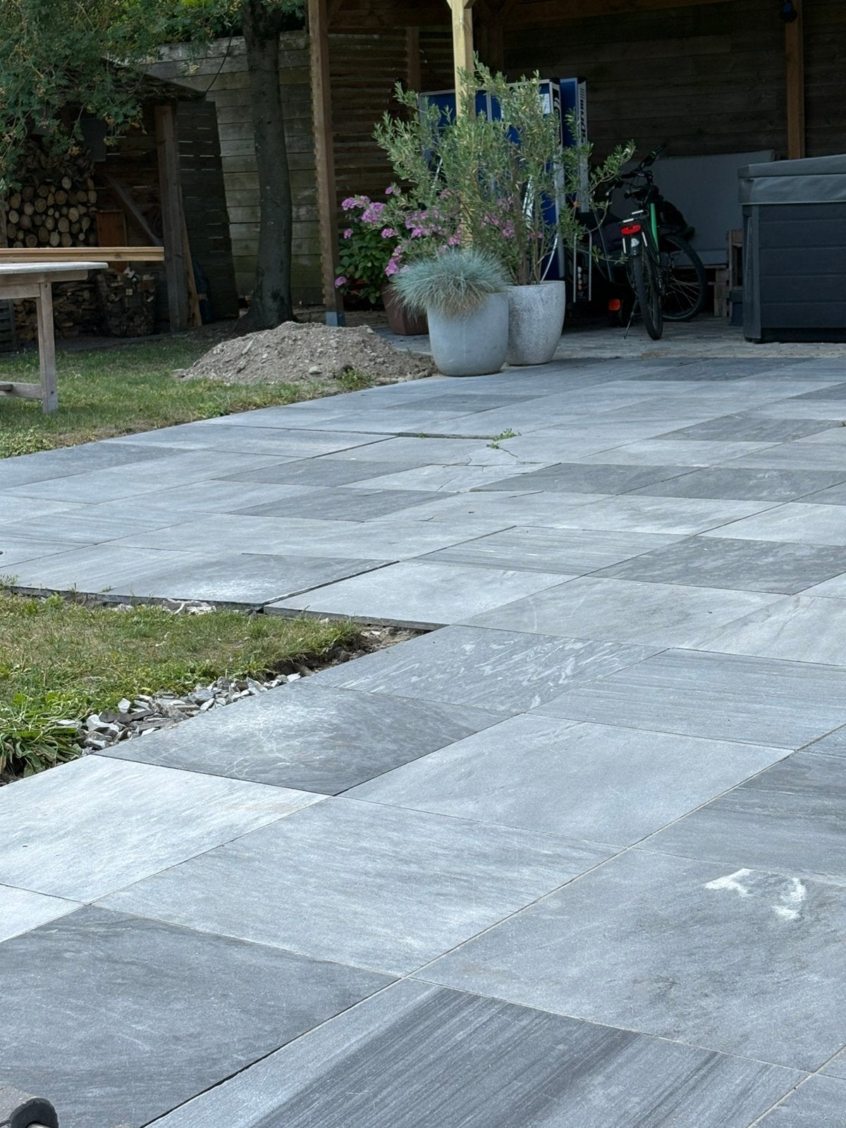 VERKOCHT - Terrastegels Vietnamese blauwsteen 60x60, Doe-het-zelf en Bouw, Tegels, Ophalen, 60 cm of meer, Hardsteen, 60 cm of meer