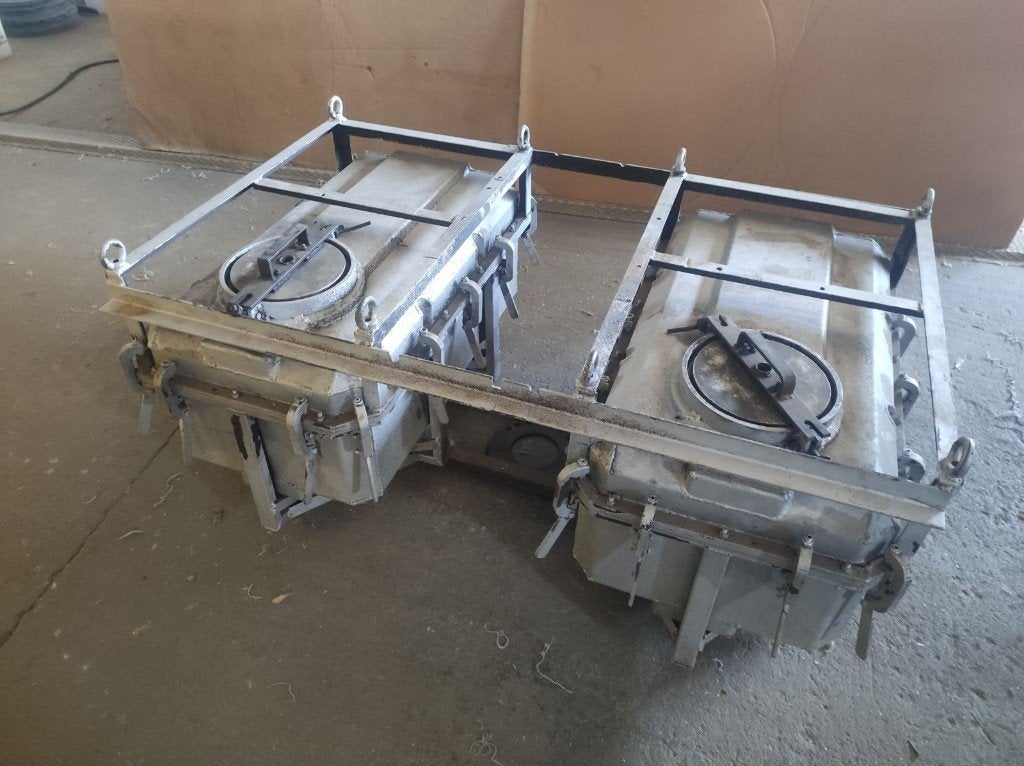 2 aluminum roto molds 250-liter PE loft-type tanks., Envoi, Utilisé