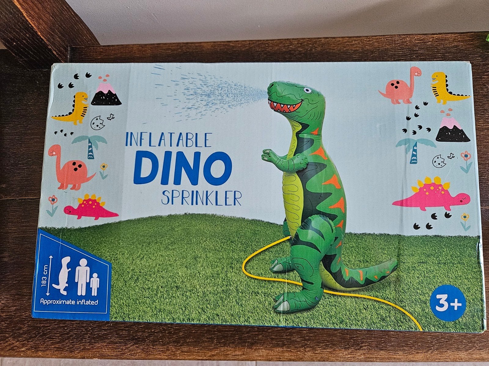 Opblaasbare waterspuitende Dino nieuw, Ophalen of Verzenden