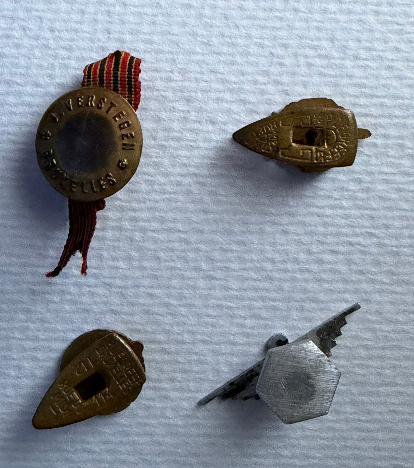 Plaque d'immatriculation à boutonnière 4 ea, Collections, Enlèvement ou Envoi, Armée de terre, Ruban, Médaille ou Ailes