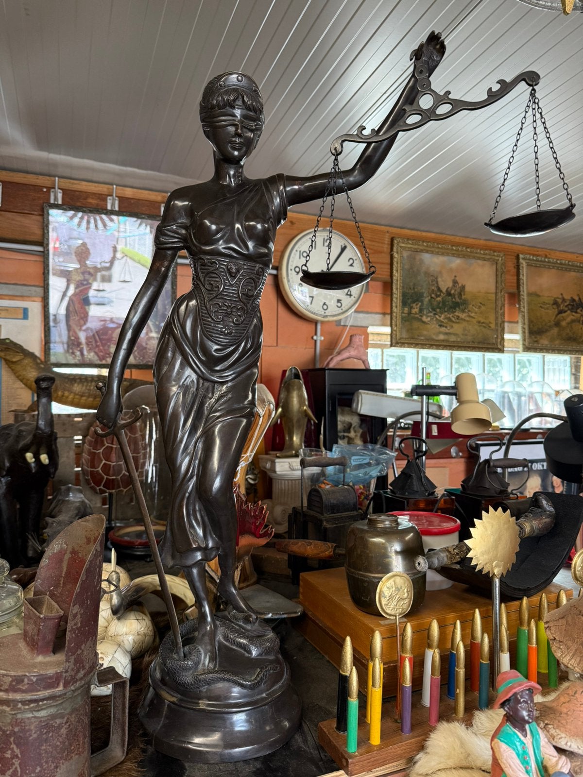 Groot bronzen beeld Vrouwe Justitia, Ophalen