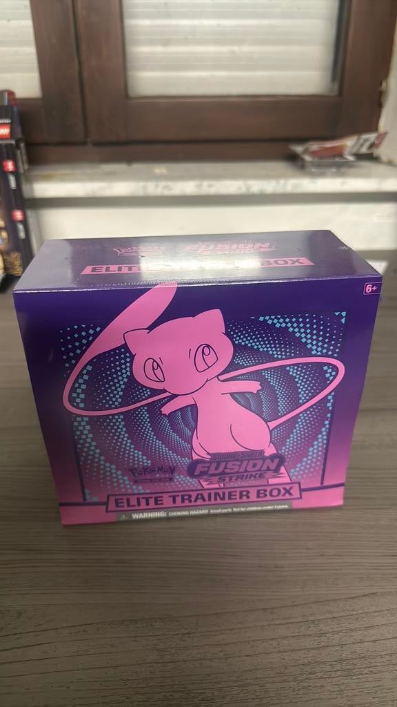 Pokemon Fusion strike elite trainer box ( damage achteraan), Ophalen, Zo goed als nieuw