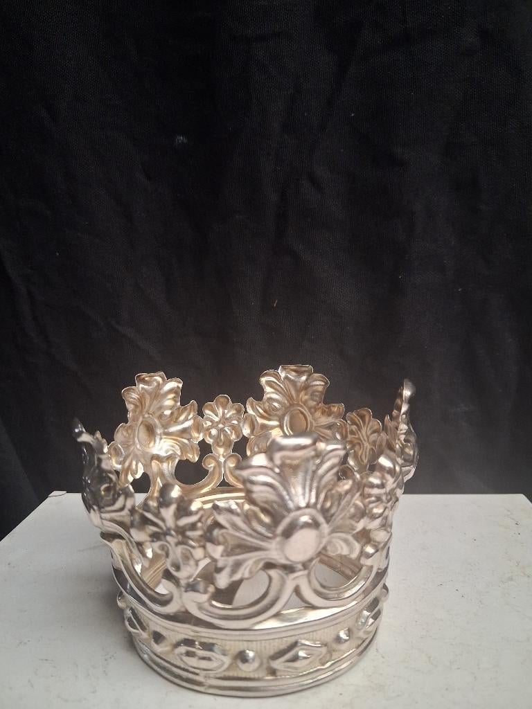 Couronne pour la statue de l'OLV, Enlèvement