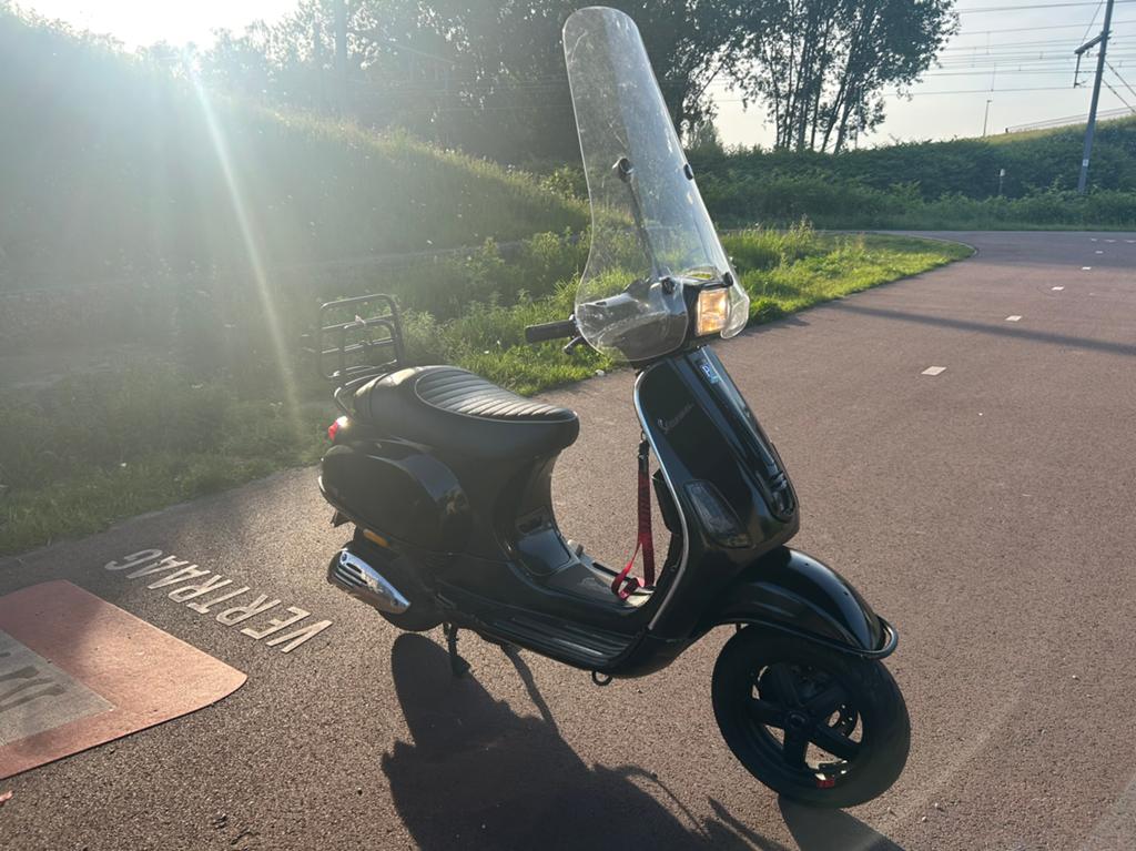 Vespa s50, Fietsen en Brommers, Scooters | Vespa, Zo goed als nieuw, Vespa S, Klasse A (25 km/u), Benzine, Ophalen