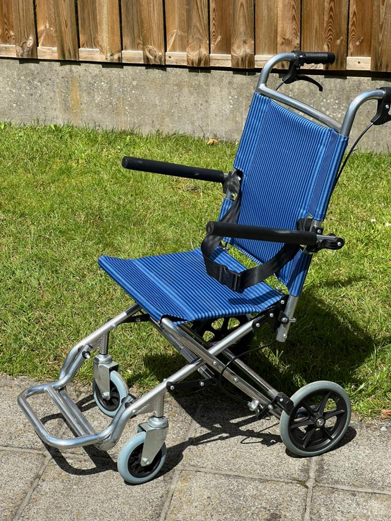 Lichtgewicht opvouwbare rolstoel, Diversen, Ophalen, Zo goed als nieuw