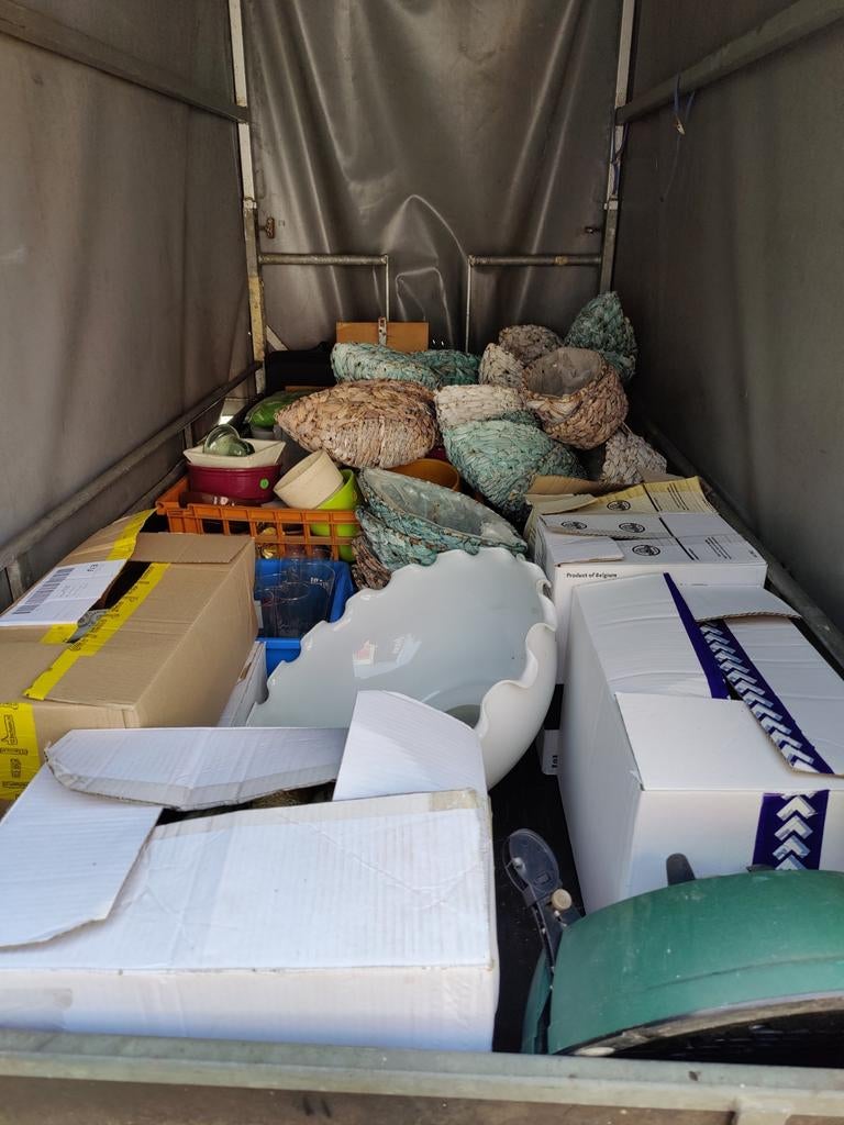 Lot met allerhande spullen gratis af te halen, Ophalen