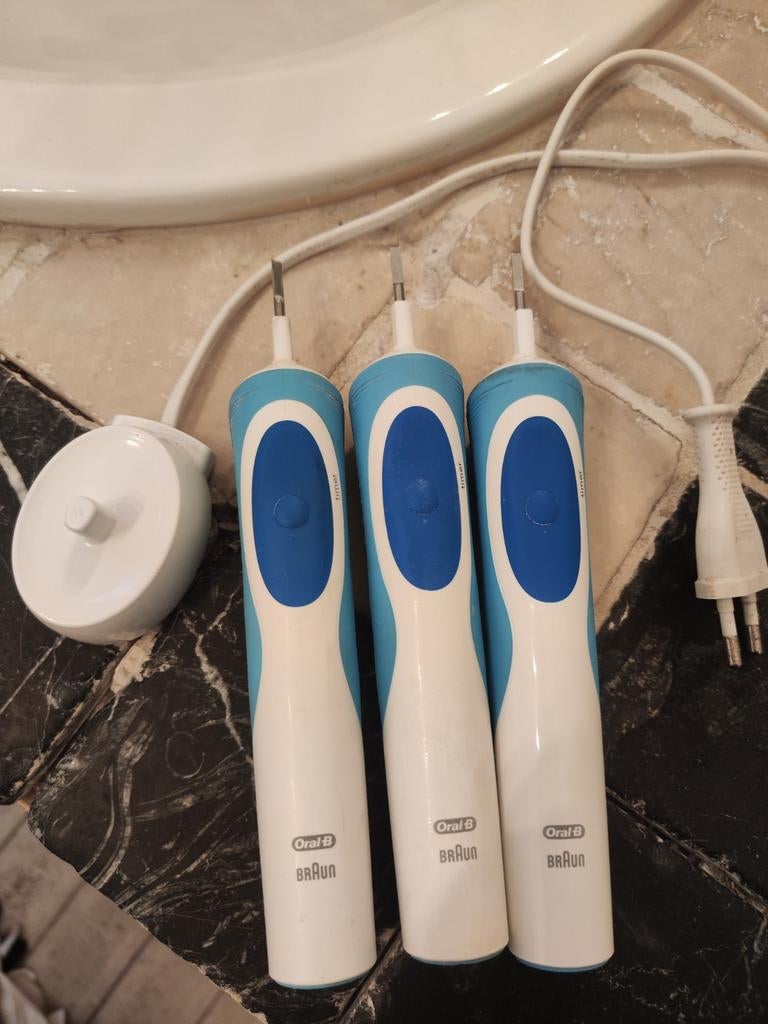 3 anciennes brosses à dents électrique Braun Oral B, Handtassen en Accessoires, Uiterlijk | Mondverzorging, Ophalen, Gebruikt