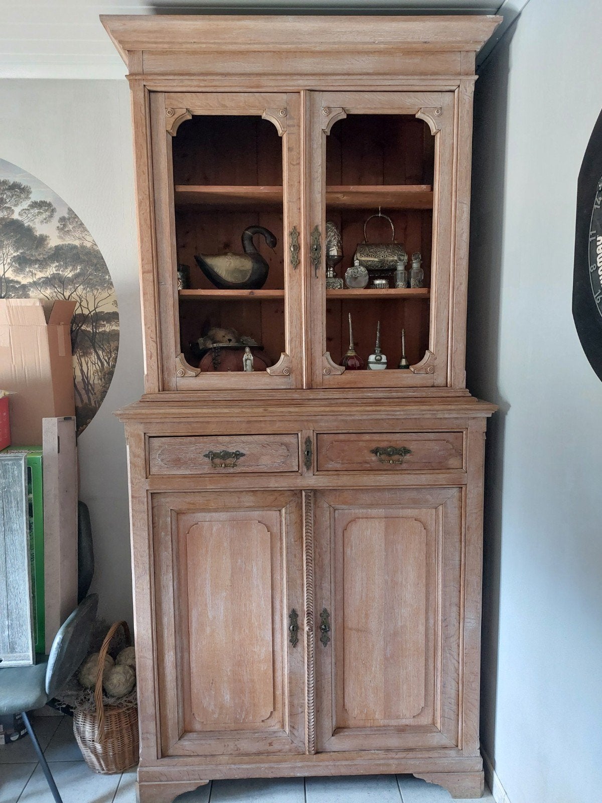 landelijke massief eiken geloogde antieke buffet/vitrinekast, Huis en Inrichting, Ophalen, Glas