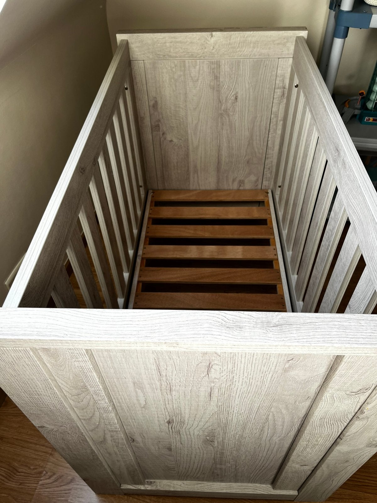Babybed omvormbaar tot juniorbed, Ophalen, Zo goed als nieuw, Matras