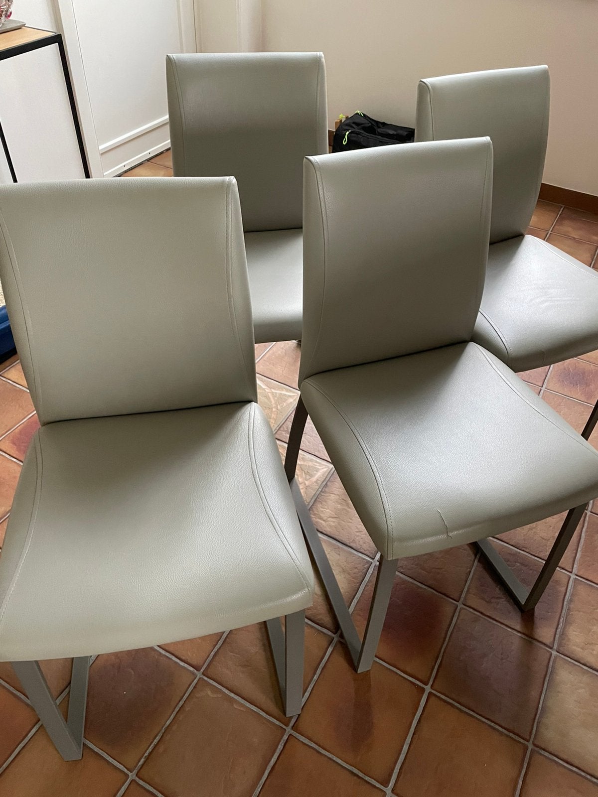 Vier metalen stoelen met lederlook bekleding, Maison & Meubles, Chaises, Gris, Métal, Enlèvement, Utilisé