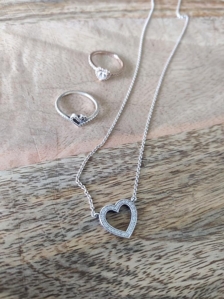 Bague Pandora 2X et collier 1X, Enlèvement
