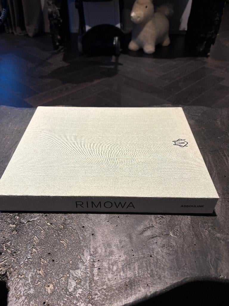 RIMOWA - Assouline Luxe Editie - Coffee Table Book, Livres, Art & Culture | Photographie & Design, Comme neuf, Autres sujets/thèmes