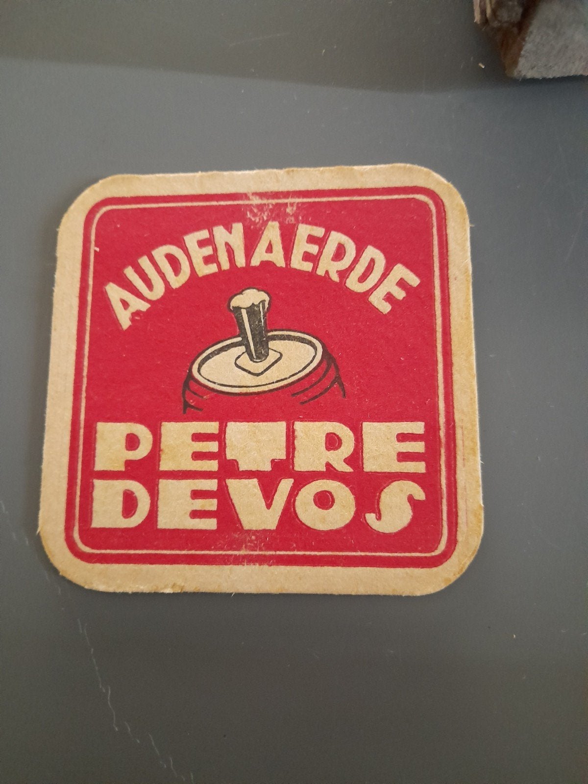 bierviltje petre Devos audenaerde, Collections, Broches, Pins & Badges, Enlèvement ou Envoi