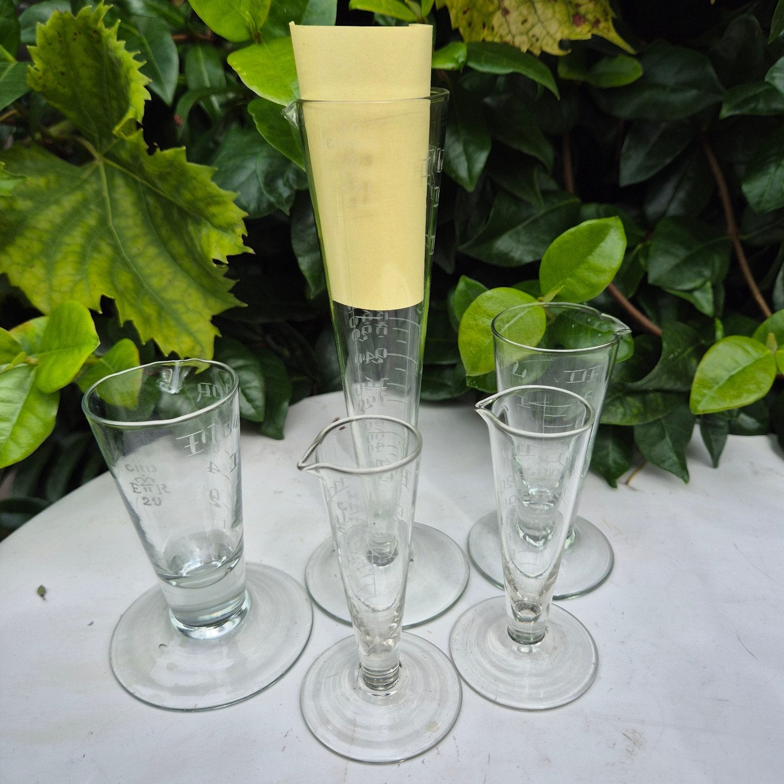 Tasses à mesurer de pharmacie victoriennes anciennes gravées, Enlèvement ou Envoi