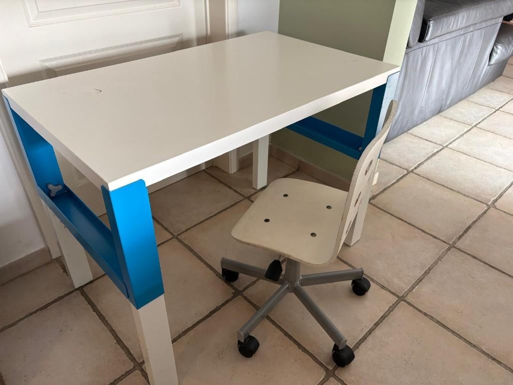 Ikea kinderbureau en bureaustoel - gratis, Kinderen en Baby's, Ophalen, Gebruikt, Tafel(s) en Stoel(en)