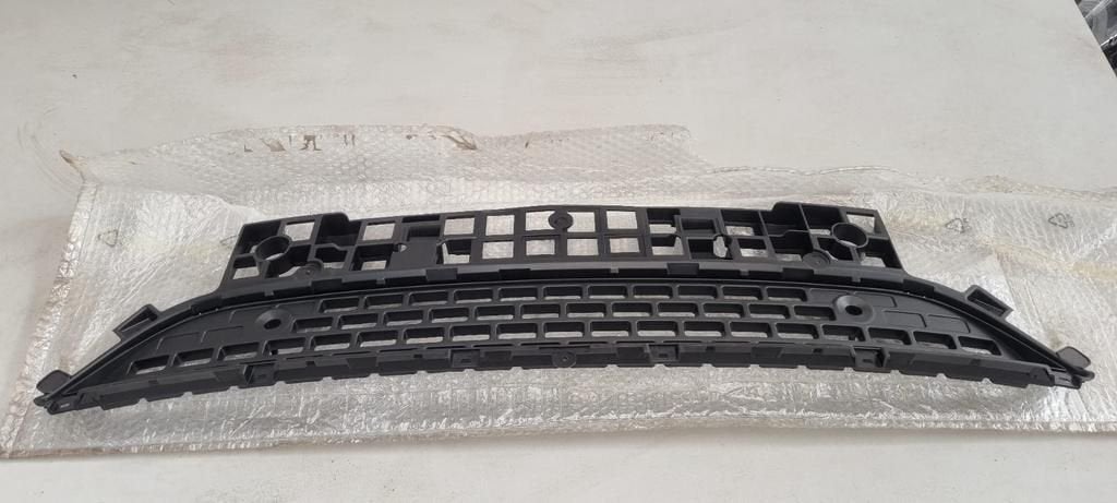 Front bumper grill Renault Master 2019 met parking sensors