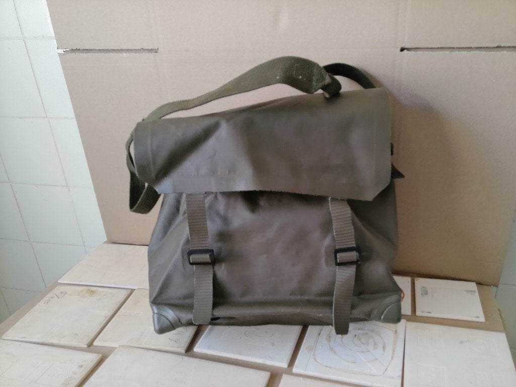 Vintage legertas rubberen vintage schoudertas Landmacht 1987, Ophalen of Verzenden