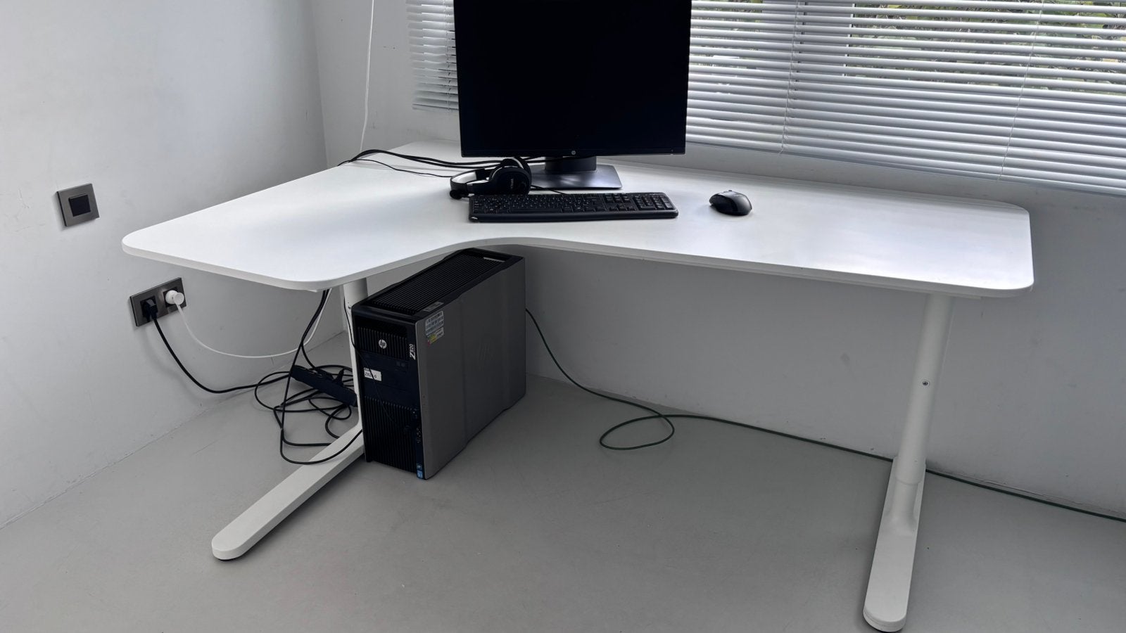 Hoekbureau wit, in hoogte verstelbaar, Huis en Inrichting, Ophalen, Hoekbureau, Zo goed als nieuw, IKEA