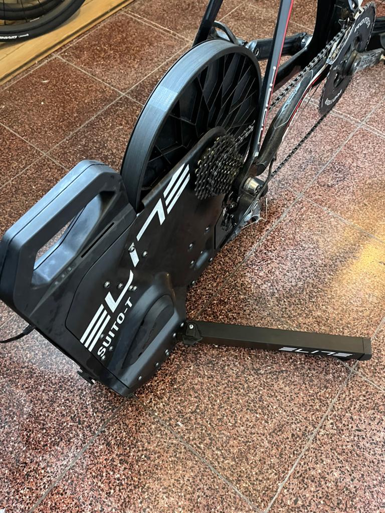 Elite suito-T trainer + laptophouder + 11 speed-cassette, Sports & Fitness, Cyclisme, Enlèvement, Comme neuf