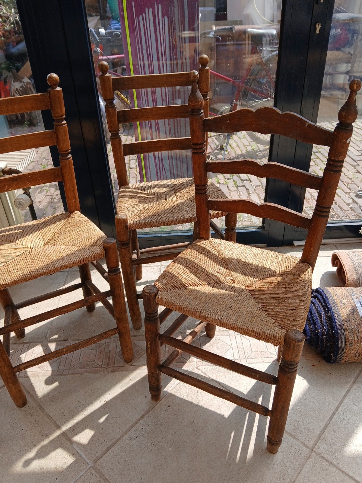 3 petites chaises en paille